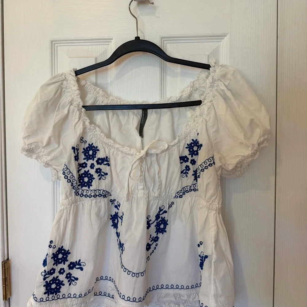 ANTHROPOLOGIE Puff-Sleeve Embroidered Babydoll Top white blue small